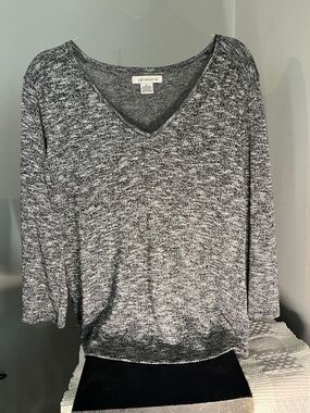 Liz Claiborne Gray Marled V-Neck Knit Top